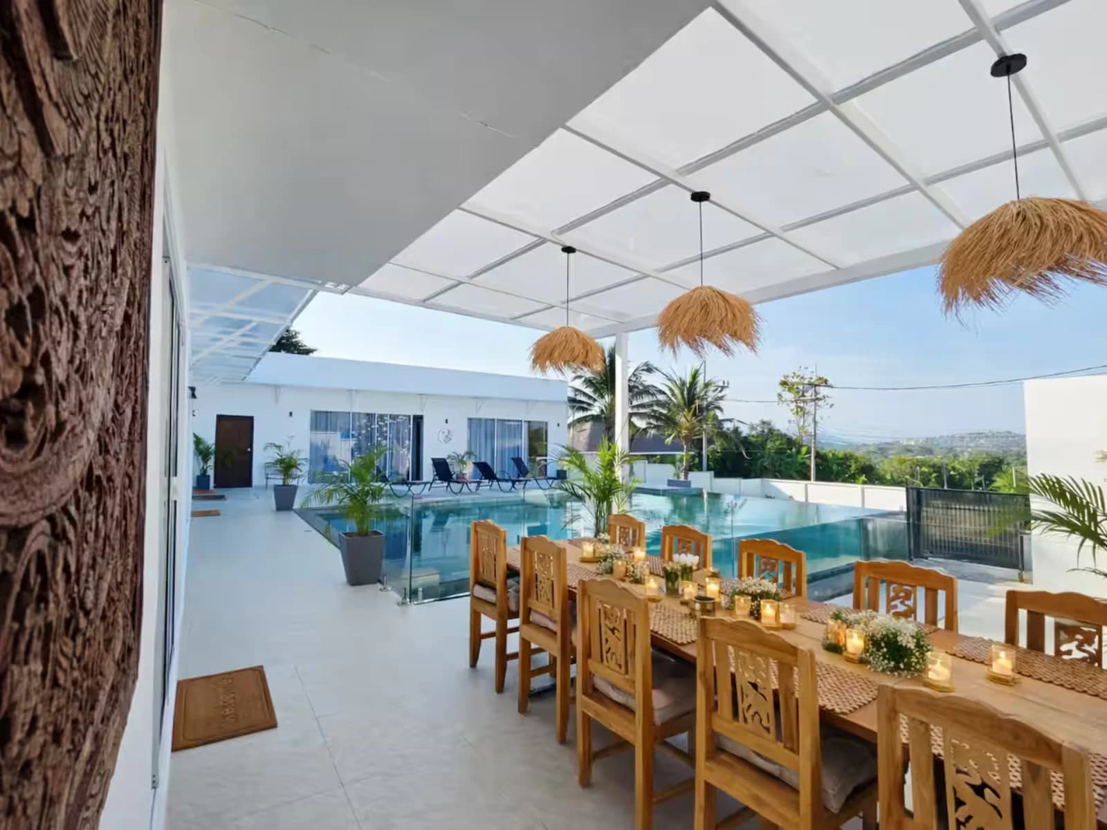 Terrasse couverte sur la piscine